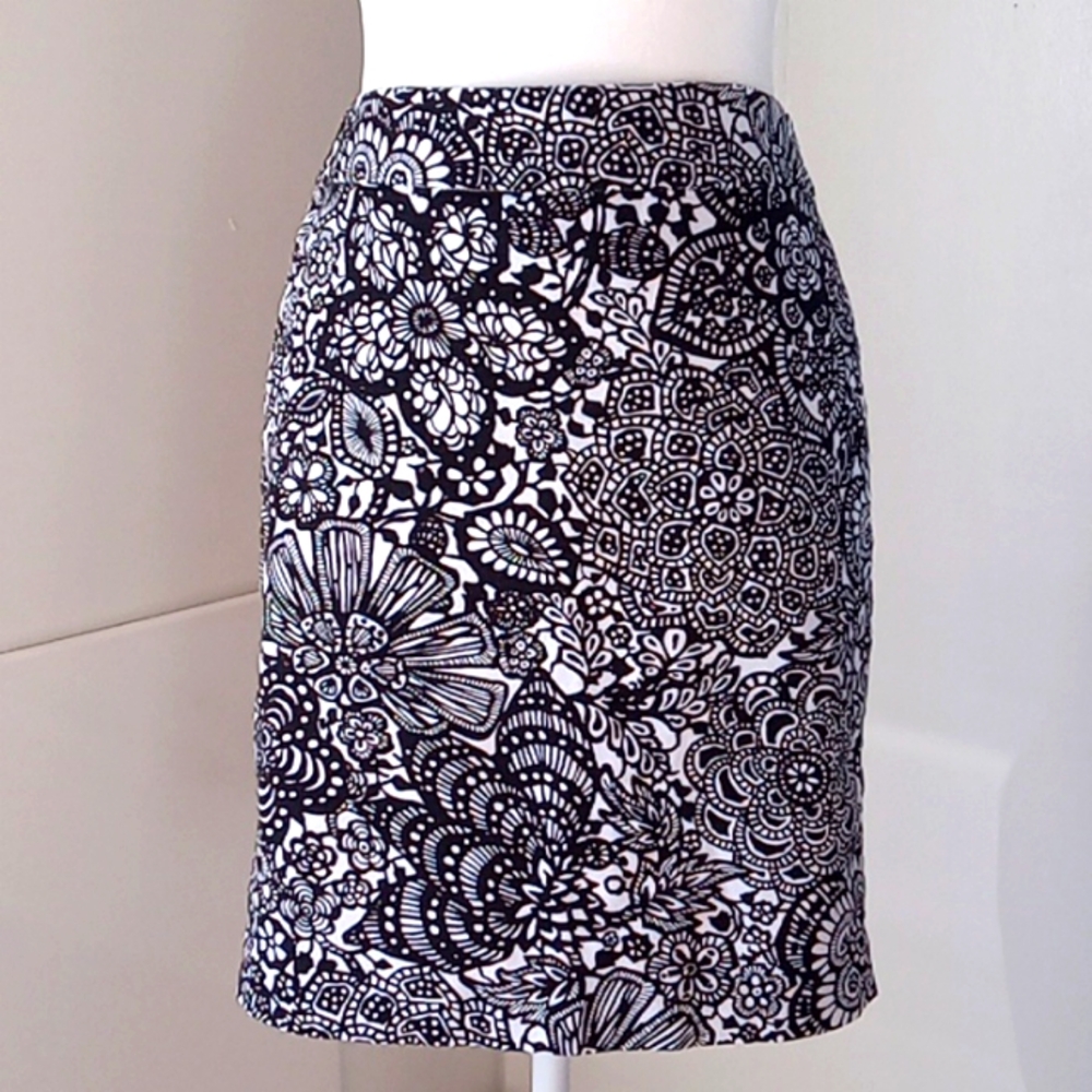 Ann Taylor Women's Floral Pencil Skirt Size 2P Black White